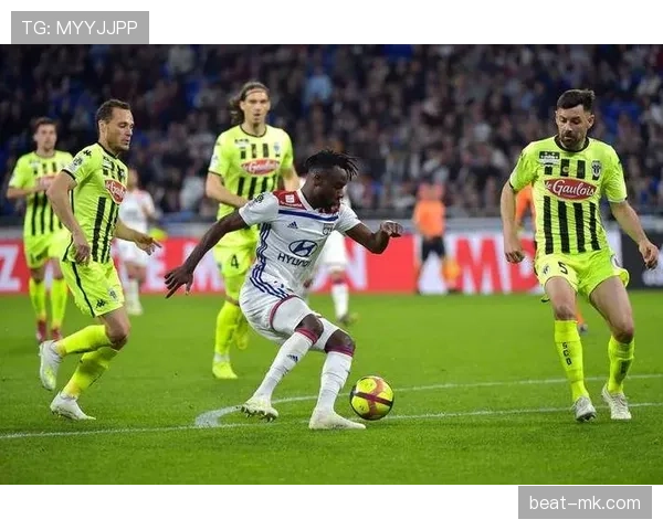 里昂定位球战术奏效,全队状态稳步攀升 里昂定位球战术奏效,全队状态稳步攀升