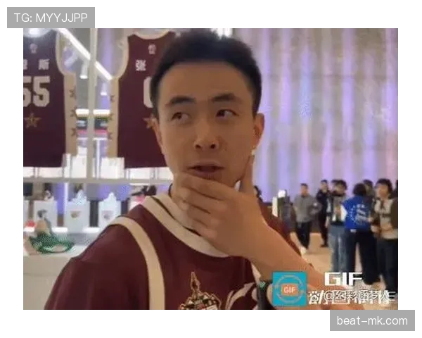 赵继伟训练间隙竟然穿着大牌拖鞋,场下生活跟球场判若两人啊 赵继伟训练间隙竟然穿着大牌拖鞋,场下生活跟球场判若两人啊